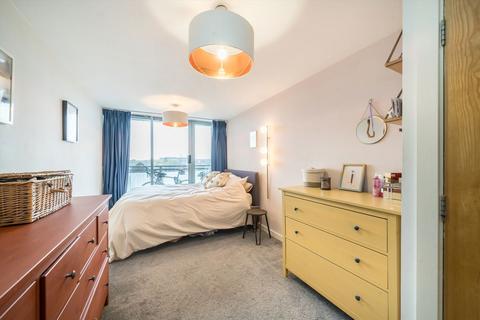 3 bedroom flat for sale, Balham Hill, London SW12