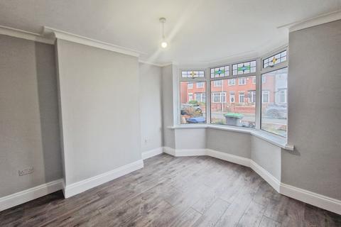 3 bedroom terraced house to rent, Lynton Avenue, Blackpool FY4