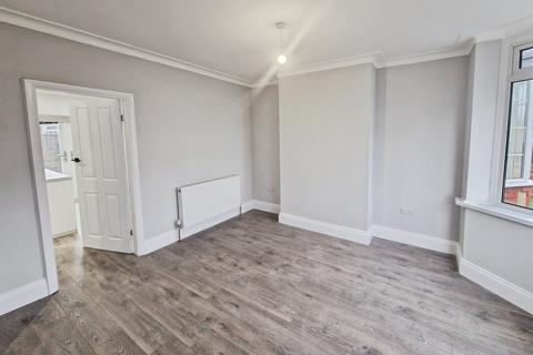 3 bedroom terraced house to rent, Lynton Avenue, Blackpool FY4