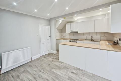 3 bedroom terraced house to rent, Lynton Avenue, Blackpool FY4