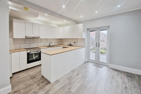 3 bedroom terraced house to rent, Lynton Avenue, Blackpool FY4
