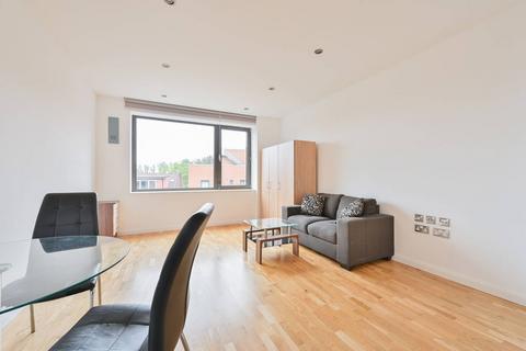 Studio to rent, Peterborough Road, Harrow, HA1