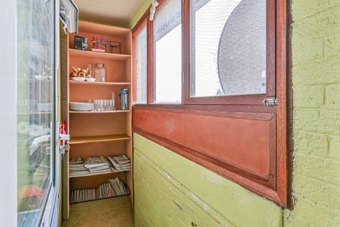 2 bedroom flat for sale, Laburnum Road, Mitcham, CR4
