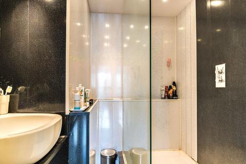 2 bedroom apartment for sale, Knighthead Point E14 8SR, London, E14