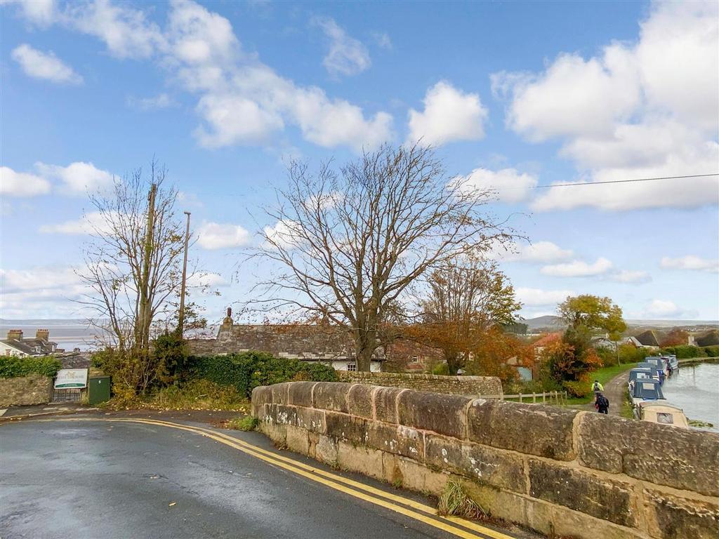 This apartment has a superb location close to...