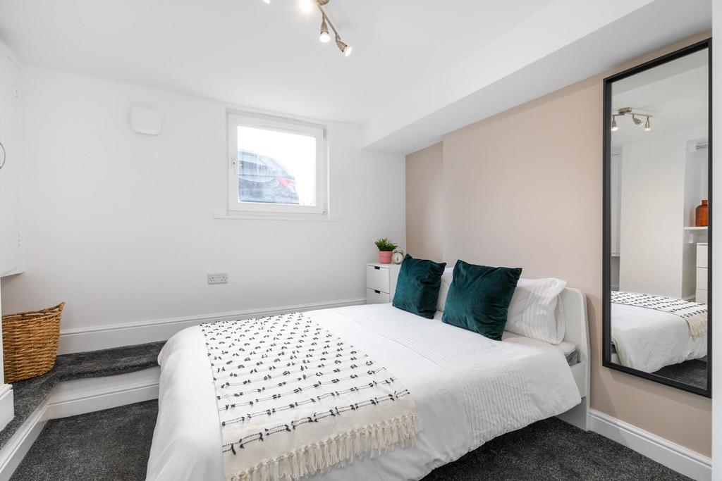 House in Leeds, West Yorkshire - View 5