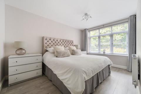2 bedroom flat for sale, Croft Road, Surrey GU7