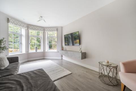 2 bedroom flat for sale, Croft Road, Surrey GU7