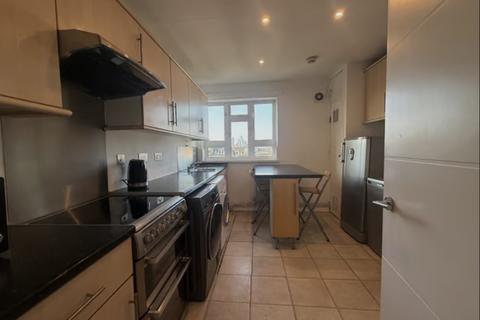 3 bedroom flat to rent, Southwell Road, London, SE5