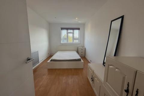 3 bedroom flat to rent, Southwell Road, London, SE5