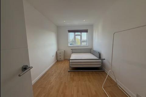 3 bedroom flat to rent, Southwell Road, London, SE5