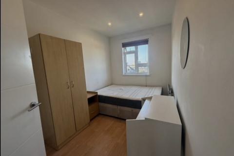 3 bedroom flat to rent, Southwell Road, London, SE5