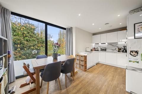 2 bedroom flat for sale, Frazer Nash Close, Isleworth TW7