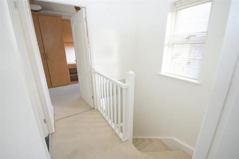 2 bedroom terraced house to rent, The Green, Huddersfield, HD2