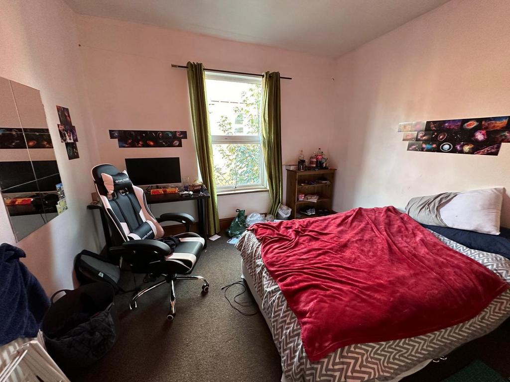 A cozy bedroom featuring a comfortable double b...