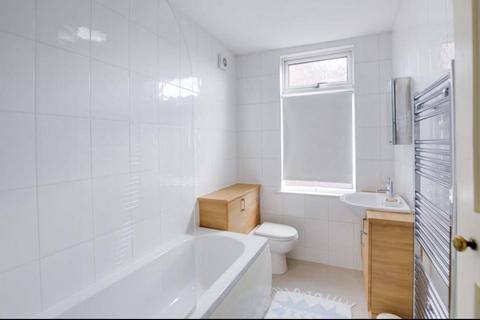 2 bedroom terraced house to rent, Avenue Road Extension, Leicester, LE2