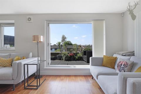 2 bedroom penthouse to rent, High Road, Woodford Green IG8