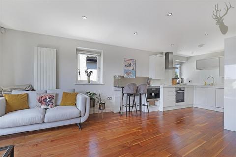 2 bedroom penthouse to rent, High Road, Woodford Green IG8