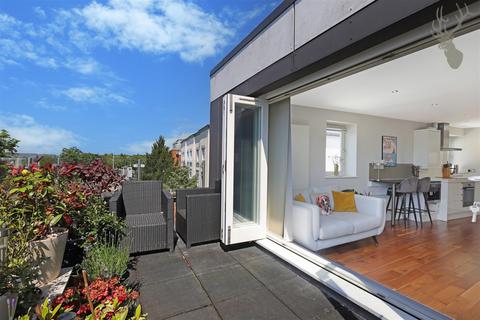 2 bedroom penthouse to rent, High Road, Woodford Green IG8