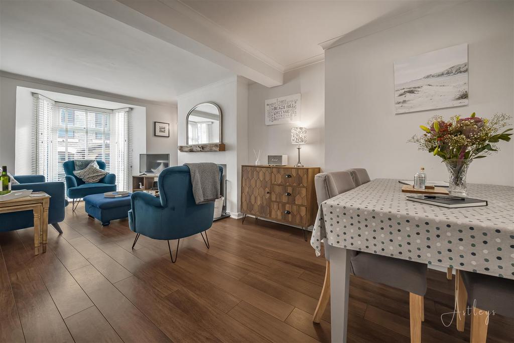 Lounge/Dining Room