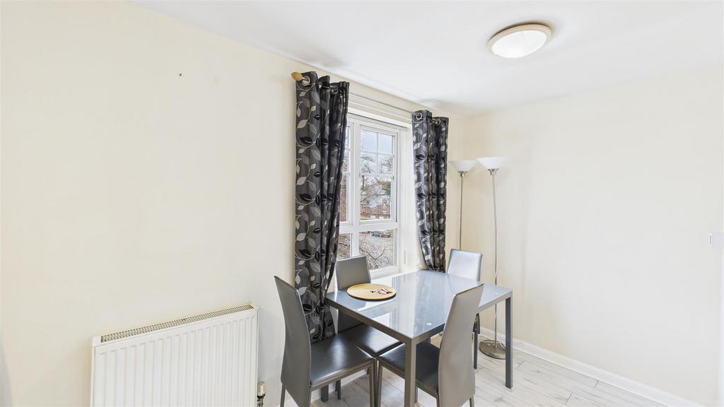 Lounge/Dining Area