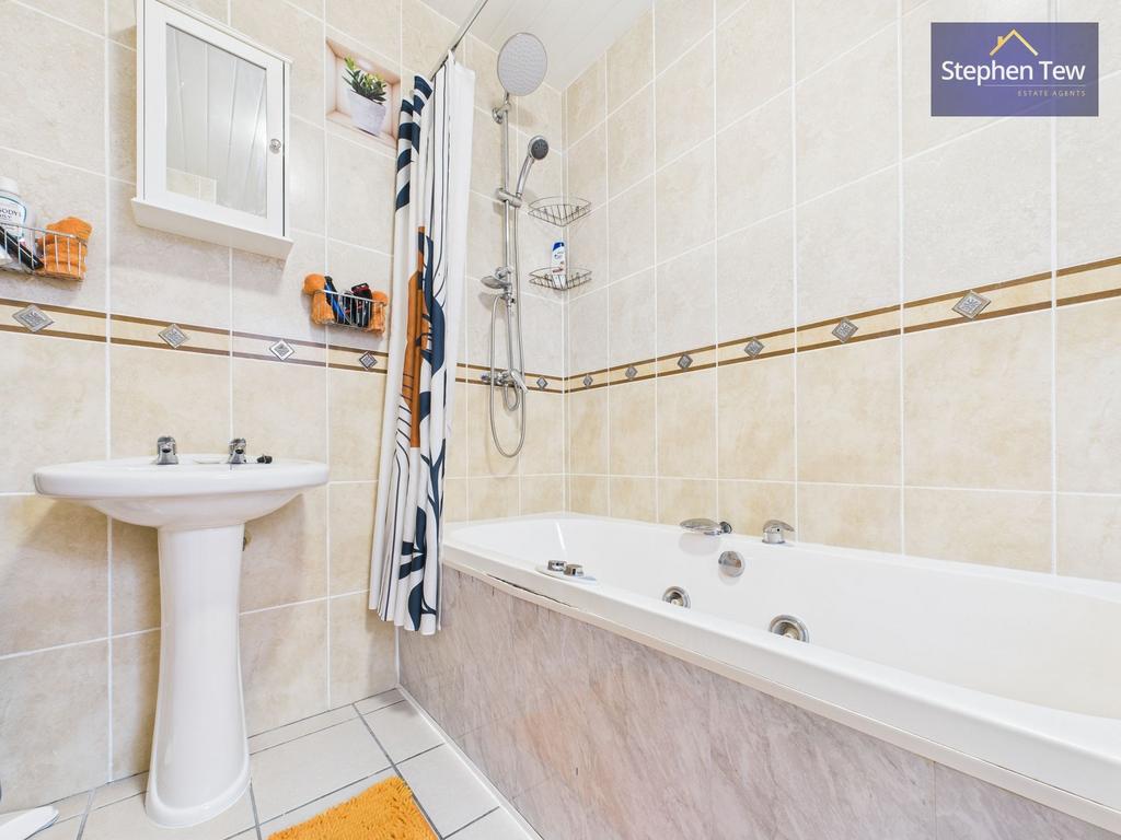 Flat 1 Bathroom