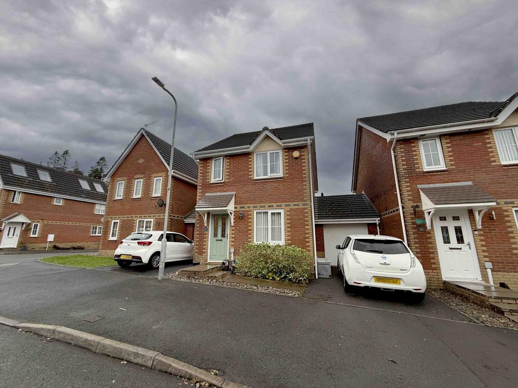 3 Bedroom Detached for Sale on Ffordd Ger Y Llyn,