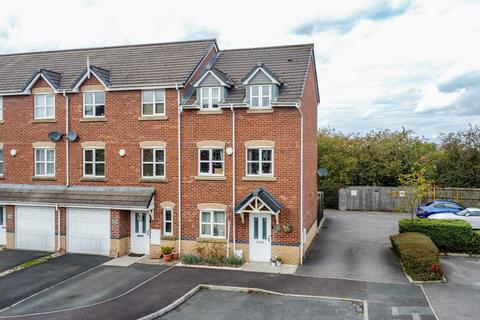 3 bedroom end of terrace house for sale, Foxholme Court, Crewe CW1