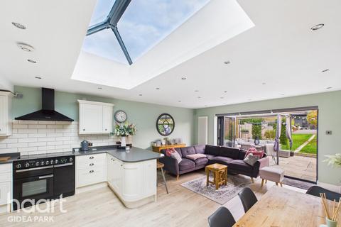 4 bedroom terraced house for sale, Marshalls Drive, Marshalls Park, Romford, RM1 4JT