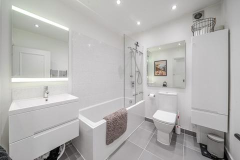2 bedroom flat for sale, Sisters Avenue, London, SW11