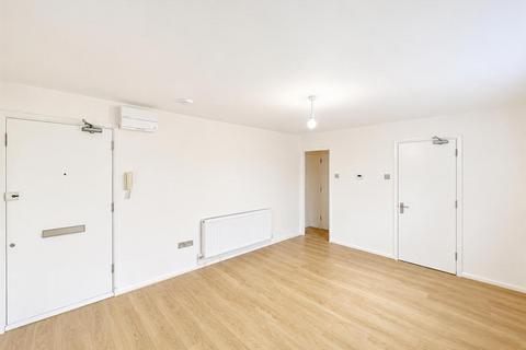 Studio to rent, Kilberry Close, Isleworth TW7