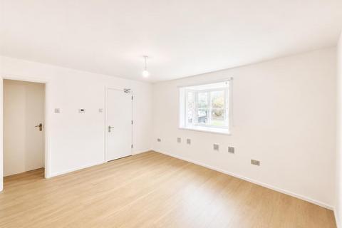 Studio to rent, Kilberry Close, Isleworth TW7