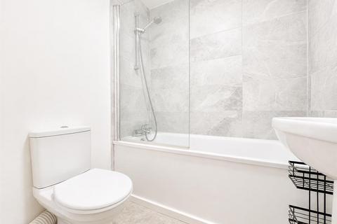 Studio to rent, Kilberry Close, Isleworth TW7