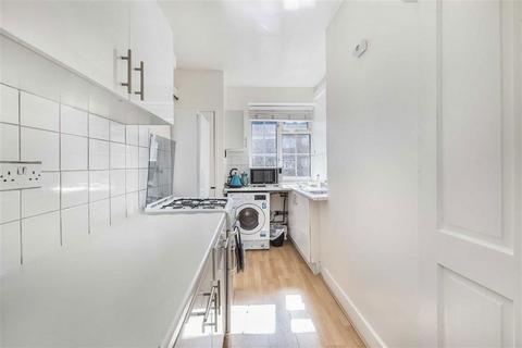 3 bedroom flat to rent, Davidson Gardens, London SW8
