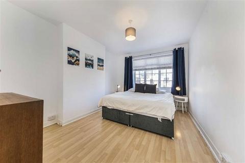 3 bedroom flat to rent, Davidson Gardens, London SW8