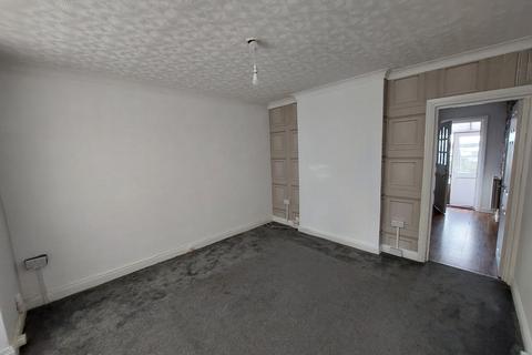3 bedroom end of terrace house to rent, Oldroyd Crescent, Leeds, LS11