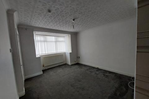 3 bedroom end of terrace house to rent, Oldroyd Crescent, Leeds, LS11