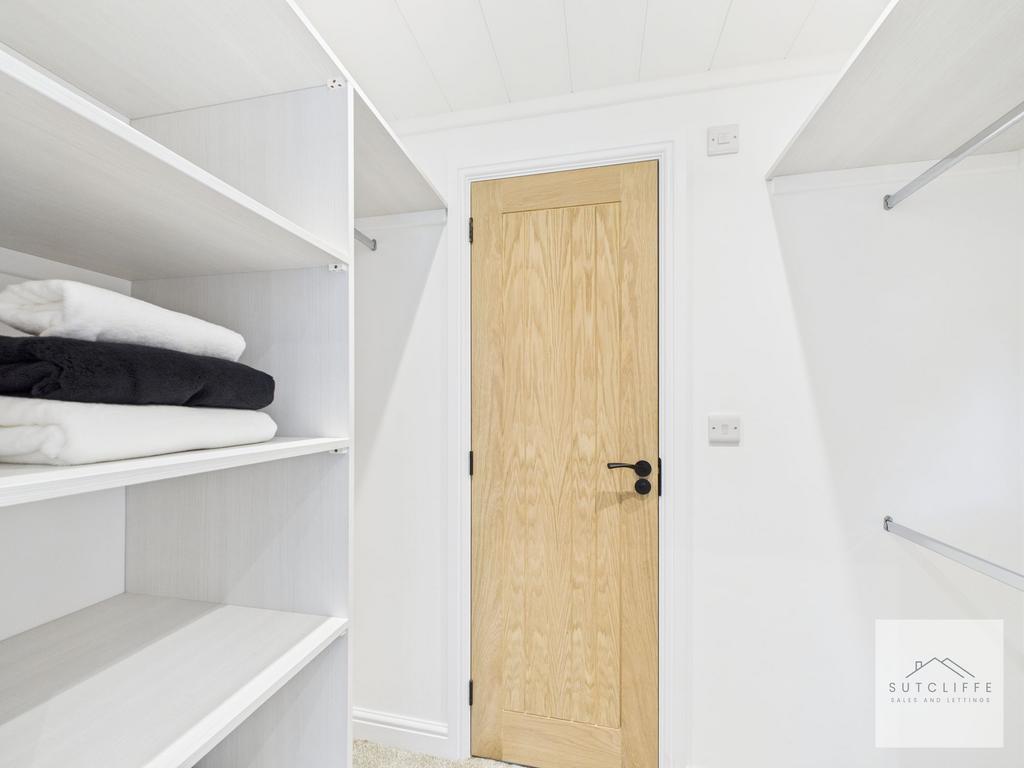 Walk in Wardrobe & En Suite