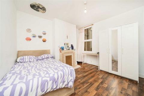 3 bedroom flat to rent, First Avenue, London W3