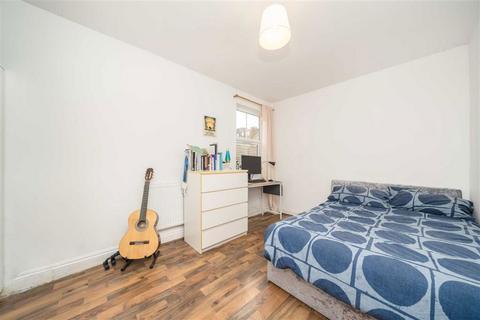 3 bedroom flat to rent, First Avenue, London W3