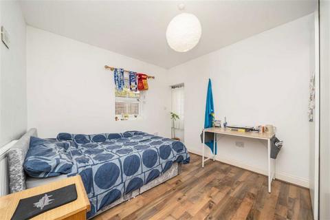 3 bedroom flat to rent, First Avenue, London W3