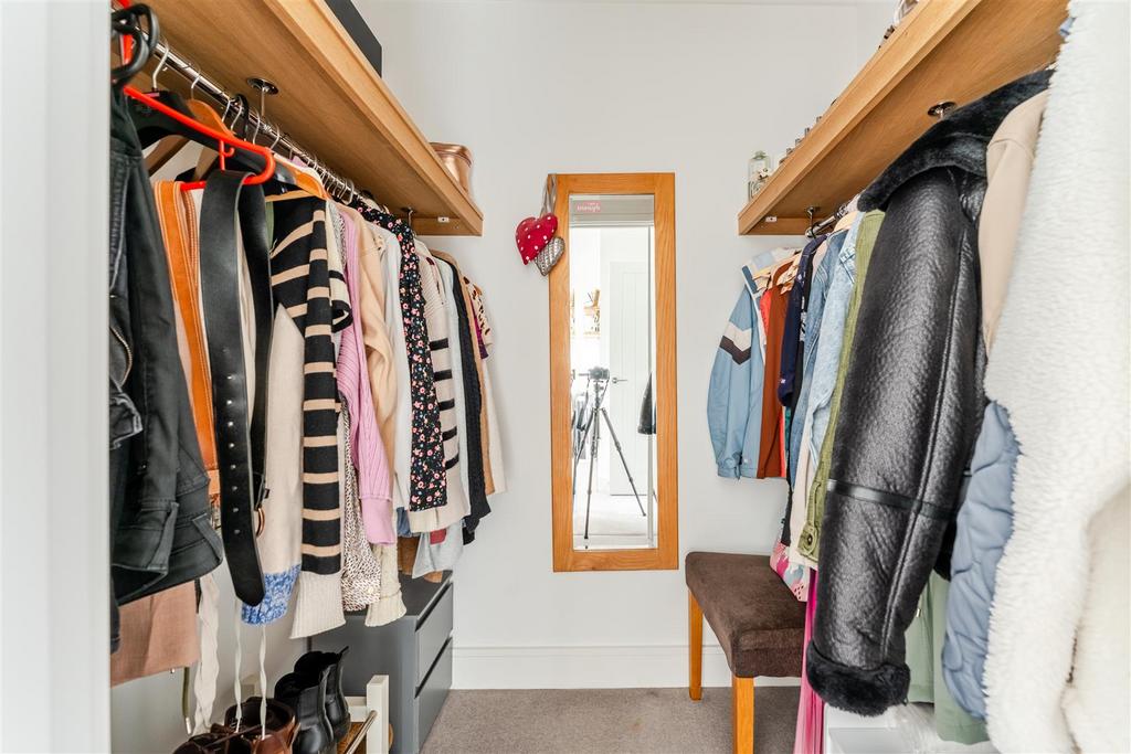 9 - wardrobe.jpg
