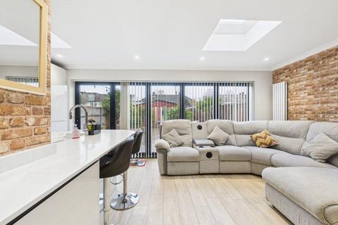 4 bedroom end of terrace house for sale, Cravan Avenue, Feltham, Middlesex, TW13