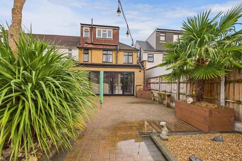 4 bedroom end of terrace house for sale, Cravan Avenue, Feltham, Middlesex, TW13
