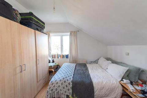 Studio to rent, Great North Road, London, N6