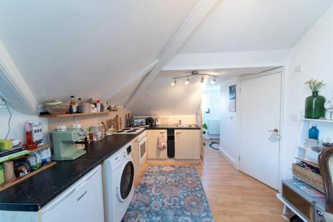 Studio to rent, Great North Road, London, N6