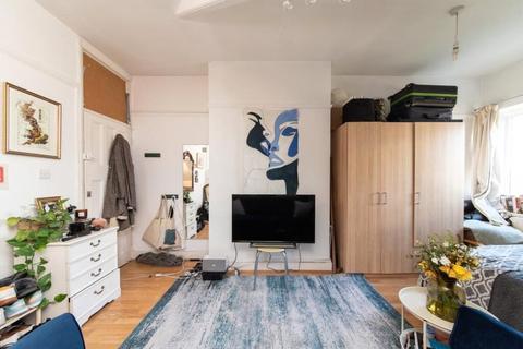 Studio to rent, Great North Road, London, N6