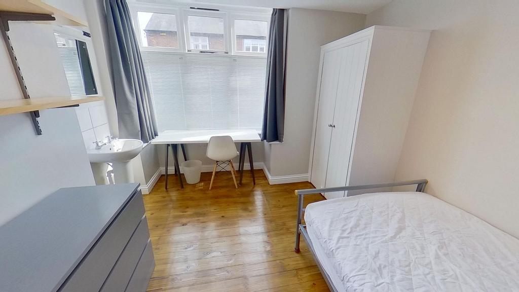 Bright, neatly presented single bedroom with wo...