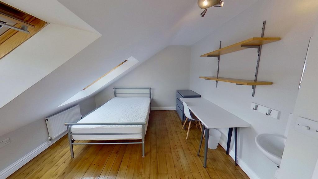 Bright, well-presented attic bedroom with a sin...