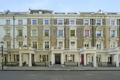 Studio to rent, Linden Gardens, London W2